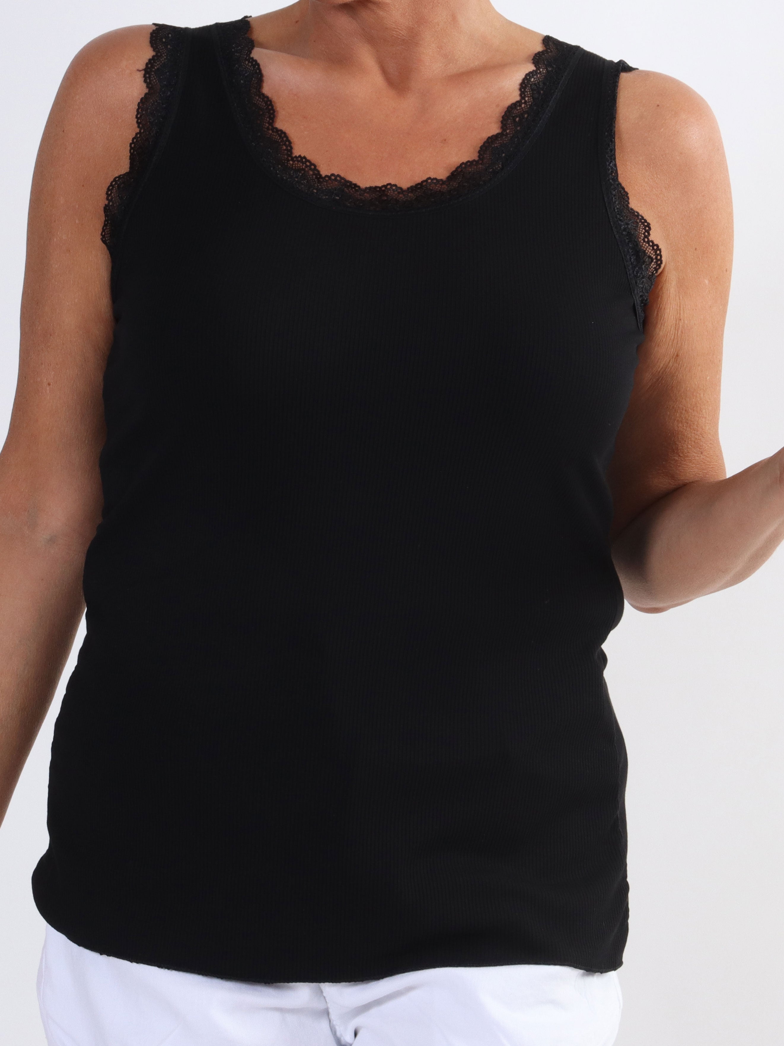 Ibina - Söt topp i stora storlekar med ribbad kant och spets